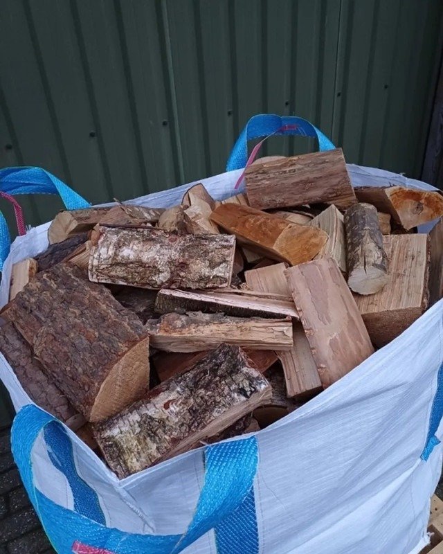 c3159eafad52b3bfff9618593401407e.jpg Brennholz-Mix 25 cm – 4 SRM in Big Bags – kammergetrocknet – Gemütlich – Bild 1